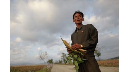 Pak Su Dong, directeur de la coopérative agricole de Soksa-Ri, montre les denrées détériorées. Province du Sud Hwanghae, 29 septembre 2011
 (Damir Sagolj / Reuters)