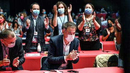 Olivier Faure, le Premier secrétaire du Parti socialiste, sous les acclamations des membres du parti, à Villeurbanne (Rhône), le 18 septembre 2021. (OLIVIER CHASSIGNOLE / AFP)