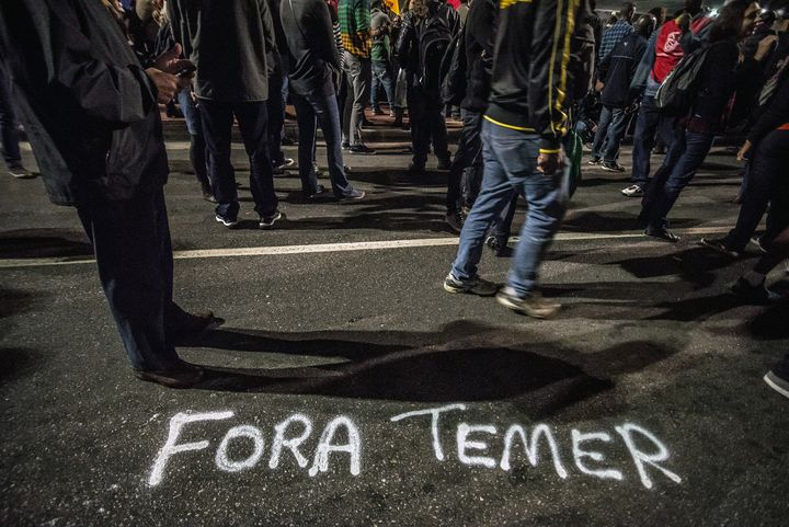 "Temer, dehors". Des manifestants pro-Rousseff manifestent à Sao Paulo, au Brésil, jeudi 12 mai 2016.&nbsp; (CRIS FAGA / NURPHOTO / AFP)