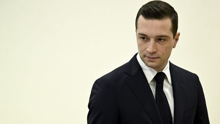 Le président du Rassemblement national, Jordan Bardella, dans un bureau de vote lors du premier tour des élections législatives à Garches (Hauts-de-Seine), le 30 juin 2024. (JULIEN DE ROSA / AFP)