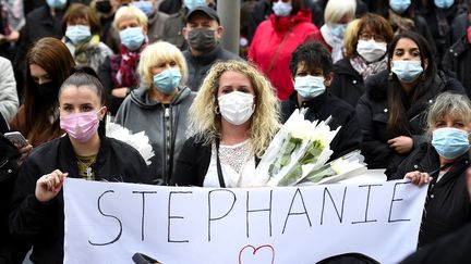 Plusieurs centaines de personnes participent le 26 mai 2021 à une marche blanche à Hayange (Moselle) pour rendre hommage à Stéphanie Di Vincenzo, tuée dans la nuit du 23 au 24 mai. (JEAN-CHRISTOPHE VERHAEGEN / AFP)