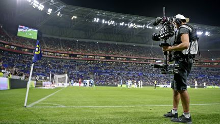 A cameraman during a Ligue 1 match, on September 17, 2023, between Lyon and Le Havre. (ST?PHANE GUIOCHON / MAXPPP)