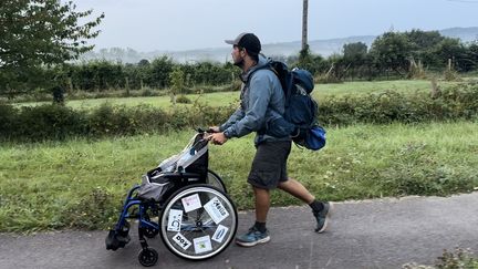 Armand Thoinet durant son périple à pied entre Londres et Paris. (JULIEN SEGRETAIN/ARMAND THOINET)