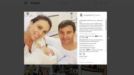 La photo diffusée par la Première ministre néo-zélandaise, Jacinda Ardern, sur Instagram, après la naissance&nbsp;de sa&nbsp;fille,&nbsp;le 21 juin 2018. (JACINDA ARDERN / INSTAGRAM)