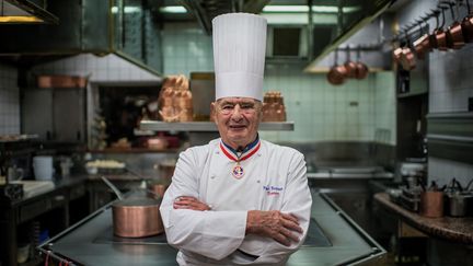 Paul Bocuse, posant dans la cuisine de L'Auberge de Pont de Collonges, en novembre 2009. (JEFF PACHOUD / AFP)