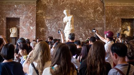 Des visiteurs du Louvre photographient la Vénus de Milo, le 7 août 2015.&nbsp; (MAXPPP)