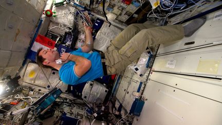 Thomas Pesquet observe comment ses artères s'adaptent à l'espace, dans la station spatiale internationale. (ESA/NASA)