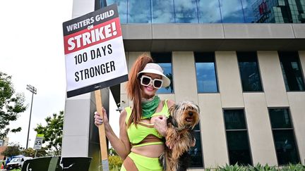 L'actrice Phoebe Price au 100e jour de la grève des scénaristes et comédiens devant Netflix à Hollywood, Californie, le 9 août 2023. (FREDERIC J. BROWN / AFP)