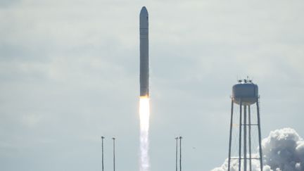 Antares, la fus&eacute;e transportant la capsule priv&eacute;e non-habit&eacute;e&nbsp;Cygnus, d&eacute;colle depuis le centre des vols de Wallops, situ&eacute; sur une &icirc;le pr&egrave;s de la c&ocirc;te de Virginie, dans le sud-est des Etats-Unis, le 18 septembre 2013. (NASA / REUTERS)