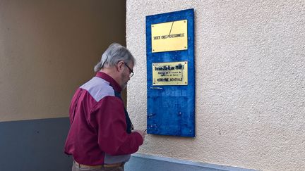 Installé à Waldwisse depuis le 1er janvier 1978, le médecin Jean-Claude Courte dévisse finalement la plaque de son cabinet, à contre-cœur. (FABIEN MAGNENOU / FRANCEINFO)