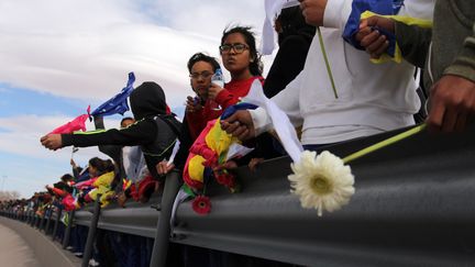 Des milliers de Mexicains ont formé un "mur humain" le long de la frontière avec les Etats-Unis, vendredi 17 février, à Ciudad Juarez, pour protester contre le mur que le président américain Donald Trump veut construire.