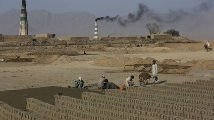 Le terrain occupé par les 442 briqueteries de Kaboul est détenu par les oligarques et les anciens chefs de guerre afghans. Et ils se moquent de respecter les lois. A Deh Sabz, au nord-est de Kaboul, les 350 fours du district produisent en moyenne 700.000 briques par mois, soit 245 millions de briques pour les six mois que dure la saison. Avant cuisson, les briques coûtent 7,5 dollars les 1.000, mais une fois cuites, elles valent 48 dollars les 1.000. Un immense profit pour les seigneurs de la guerre. (AP Photo/Rahmat Gul)