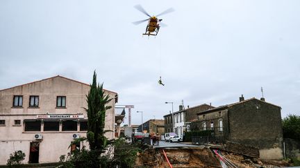 Un hélicoptère de la Sécurité civile évacue des sinistrés, le 15 octobre 2018, à Villegailhenc (Aude), après des inondations dévastatrices. (ERIC CABANIS / AFP)