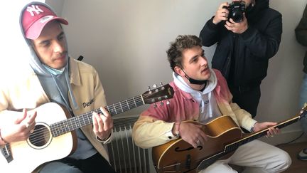 Lopes et Blaise, deux des trois membres de 47Ter à la guitare, pour une session improvisée chez l'habitant. (Yann Bertrand, Radio France)