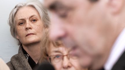 Penelope Fillon regarde son mari lors d'une réception à la mairie, à Sablé-sur-Sarthe (Sarthe), le 10 décembre 2010. (JEAN-FRANCOIS MONIER / AFP)