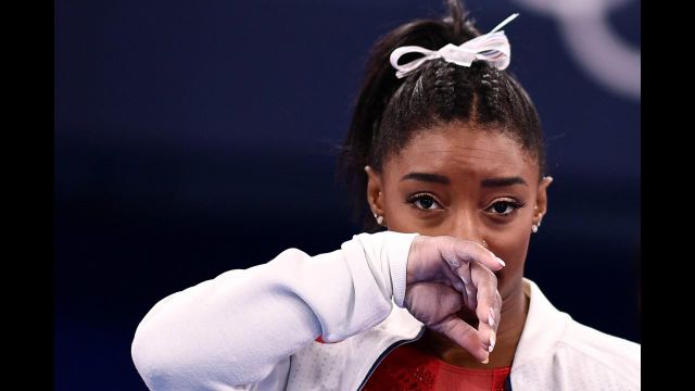 Elle venait pour un autre record, mais celle qui devait être la reine, ne reviendra pas. La figure emblématique Simone Biles a décidé de ne pas participer au concours général et se retire pour se concentrer sur sa santé mentale, mais il lui reste encore 4 épreuves dans ces JO…