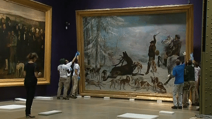 L'Hallali du cerf de Gustave Courbet lors de son décrochage au musée d'Orsay
 (France 3 / Culturebox)