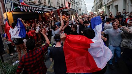 Au coup de sifflet final, les chaises ont été soulevées pour fêter la victoire - avant de voir les Bleus soulever le trophée dimanche ? (THOMAS SAMSON / AFP)