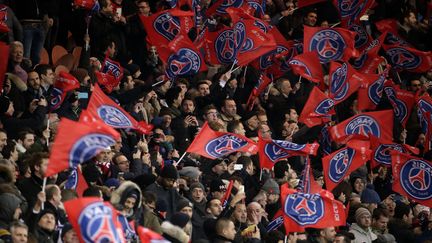 Des supporters du PSG au Parc des Princes, le 16 février 2016. (KENZO TRIBOUILLARD / AFP)