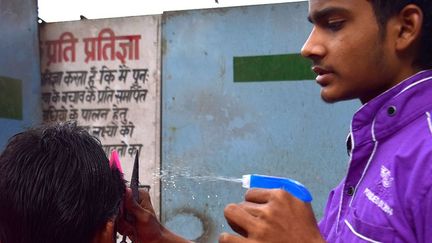 Vikaz n’a que 17 ans et travaille comme coiffeur depuis déjà cinq ans. De 8 heures du matin au coucher du soleil, il cisaille les cheveux et rase les barbes de près au «coupe-chou». Se refaire une beauté ne coûte pas bien cher : 25 centimes d’euros la barbe, le double pour les cheveux. (Amanda Jacquel)