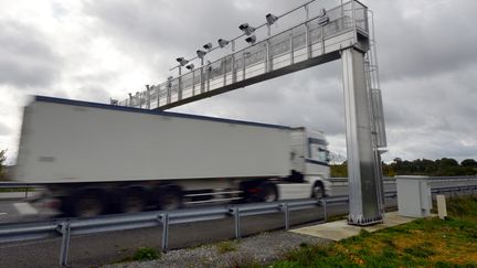 Un camion passe sous un portique ecotaxe. (illustration) (DAMIEN MEYER / AFP)