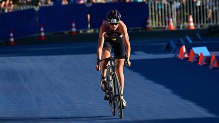 La triathlète Emma Lombardi lors du relais mixte des Championnats européens, à Munich (Allemagne), le 14 août 2022. (ANDREJ ISAKOVIC / AFP)