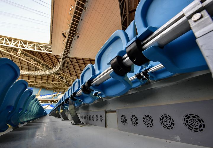 L'air climatisé est installé sous les sièges des spectateurs dans le stade Al-Janoub, à Doha, au Qatar, le 25 septembre 2019.&nbsp; (GIUSEPPE CACACE / AFP)