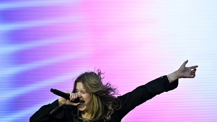 La chanteuse Girl in red lors de son concert à Rock en Seine, le 23 août 2023. (ANNA KURTH / AFP)