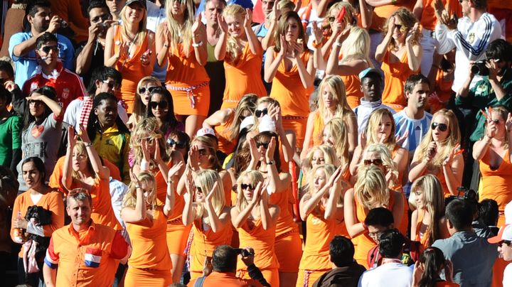 La marque de bi&egrave;re Bavaria avait pay&eacute; une trentaine de jeunes femmes v&ecirc;tues en orange pour faire sa pub lors de la Coupe du monde 2010 o&ugrave; son concurrent Budweiser &eacute;tait le sponsor. (JEWEL SAMAD / AFP)