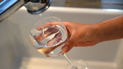 De l'eau du robinet dans un verre (photo d'illustration). (MARC SALVET / MAXPPP)