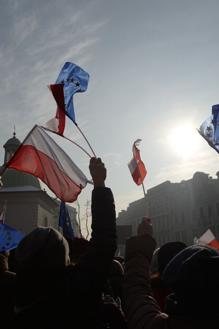 Des militants brandissent des drapeaux polonais et européens lors d'une manifestation du KOD à Cracovie, le 23 janvier 2016. (ARTUR WIDAK / NURPHOTO / AFP) (ARTUR WIDAK / NURPHOTO / AFP)