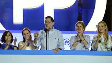 L'ancien leader du Parti populaire espagnol entouré de l'ex-vice présidente du gouvernement&nbsp;Soraya Sáenz de Santamaría (la plus à gauche) et de son ex-numéro deux au parti&nbsp;María Dolores de Cospedal (la deuxième à sa&nbsp;droite) en juin 2016. (JOSE JORDAN / AFP)