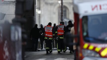 Des pompiers au musée du Louvre après l'agression de militaires de la force Sentinelle, le 3 février 2017. (CHRISTIAN HARTMANN / REUTERS)