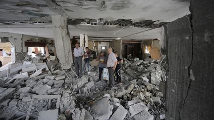 Des Palestiniens dans l'appartement d&eacute;truit de&nbsp;Mohammed Jaabis &agrave; J&eacute;rusalem-Est, le 6 octobre 2015. (AMMAR AWAD / REUTERS)