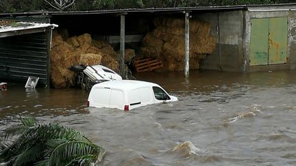 Une camionnette prisonnière de la crue du Prunelli, samedi 21 décembre 2019, à Porticcio (Corse du Sud).&nbsp; (PASCAL POCHARD-CASABIANCA / AFP)