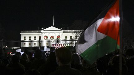 Des groupes communautaires juifs protestent contre les attaques israéliennes sur Gaza devant la Maison Blanche, à Washington (Etats-Unis), le 11 décembre 2023. (CELAL GUNES / ANADOLU AGENCY / AFP)