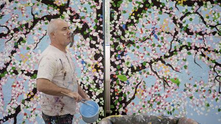 Damien Hirst dans son atelier, 2020  (© Damien Hirst and Science Ltd., Tous droits réservés, ADAGP, Paris, 2021. Photo Prudence Cuming Associates)