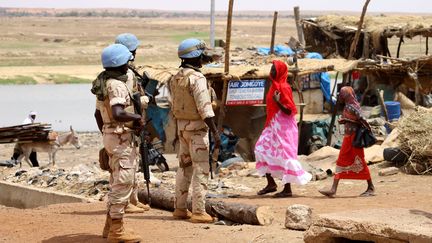 Le 24 juillet 2019, à Gao (Mali), des casques bleus sénégalais patrouillent au lendemain d’une attaque suicide contre la base française sur place. (SOULEYMANE AG ANARA / AFP)