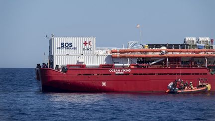 Le navire de secours "Ocean Viking" de l'ONG SOS&nbsp;Méditerranée, le 23 mai 2022. (VALERIA FERRARO / ANADOLU AGENCY / AFP)