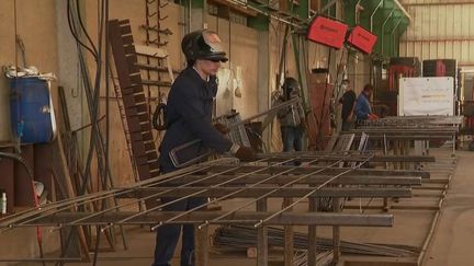 Certaines communes tentent de maintenir l'emploi et d'aider les entreprises à tenir. C'est le cas de Bressuire et des villes voisines, dans les Deux-Sèvres. (France 2)