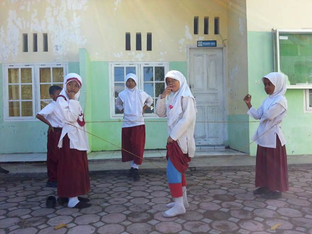 &nbsp; (Les filles jouent dans la cour de l'école © S.Baer / RF)