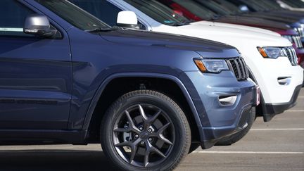 Une rangée de 4X4 Cherokee, à Englewood aux Etats-Unis, le 24 janvier 2021. (DAVID ZALUBOWSKI/AP/SIPA)