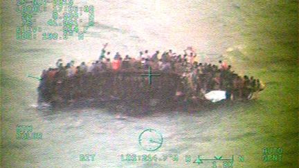 Une centaine d'immigrants ha&iuml;tiens sont entass&eacute;s sur la coque d'un bateau, au large des Bahamas, le 26 novembre 2013. (REUTERS)