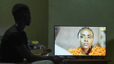 Un&nbsp;homme regarde un épisode de la série télévisée "Maîtresse d'un homme marié" à Dakar le 27 mai 2019. (SEYLLOU / AFP)