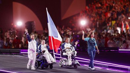 Les porte-drapeaux de la délégation tricolore, Aurélie Aubert, médaillée d'or historique en boccia, et Tanguy De La Forest, en or et en argent sur le tir, sacré aux Paralympiques après six participations, vivement acclamés par le Stade de France. (GEOFFROY VAN DER HASSELT / AFP)