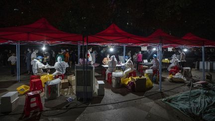 Des habitants de Wuhan (Chine) se font tester pour le Covid-19, le 3 août 2021. (AFP)