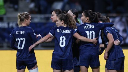 La joie des joueuses du Paris FC après le but de Gaëtane Thiney face au Real Madrid en Ligue des champions, le 14 décembre 2023, à Charléty. (MAXPPP)