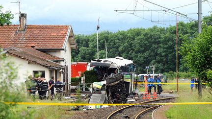 La collision entre un car et un TER le 2 juin 2008 a fait 7 morts &agrave;&nbsp;Allinges (Haute-Savoie). (JEAN-PIERRE CLATOT / AFP)