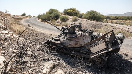 Photo d'archive prise le 22 novembre 2020 d'un char endommagé est abandonné sur une route près de Humera, en Éthiopie. (EDUARDO SOTERAS / AFP)