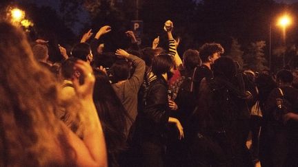 De jeunes fêtards sur l'esplanade des Invalides, le 12 juin 2021 à Paris. (FIORA GARENZI / HANS LUCAS)